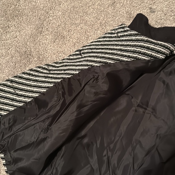 Fengpai Black & White Striped Short Jacket - Large - NWT - Picture 4 of 5